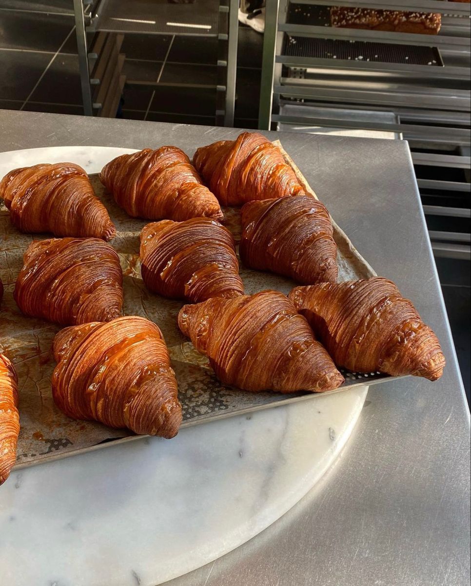 Frisch gebackene Croissants auf einem Backblech