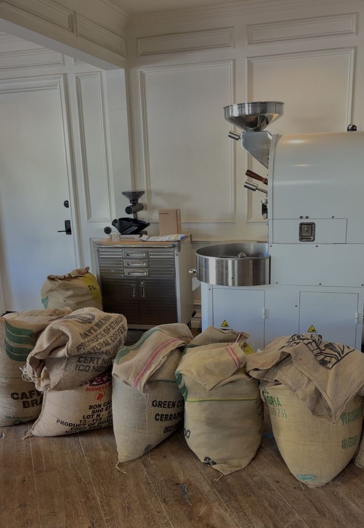Rösterei mit Kaffeesäcken und Maschine